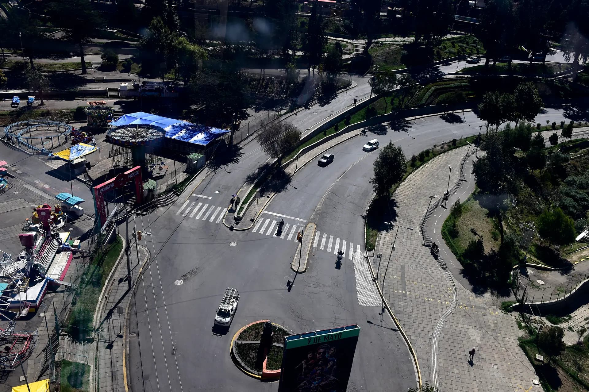 Calles casi desiertas durante una huelga de transporte de 24 horas convocada por la Confederación de Conductores de Bolivia para protestar por la mala calidad del combustible, en La Paz, Bolivia, el 5 de mayo de 2026. Los conductores exigen al Gobierno una indemnización económica por los daños sufridos en sus vehículos. (Jorge Bernal/AFP vía Getty Images).