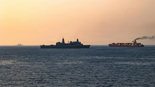 Fuerzas estadounidenses patrullan el mar Arábigo cerca del buque M/V Touska el 20 de abril de 2026. (Imagen cedida por la Armada de los Estados Unidos a través de Getty Images).