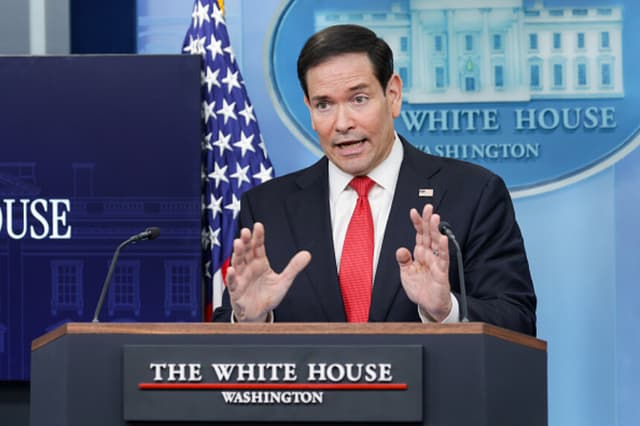 El secretario de Estado de EE. UU., Marco Rubio, habla durante una conferencia de prensa en la Sala de Prensa Brady de la Casa Blanca el 5 de mayo de 2026 en Washington, D. C. Dado que la secretaria de prensa de la Casa Blanca, Karoline Leavitt, se encuentra en licencia de maternidad, el secretario de Estado de EE. UU., Marco Rubio, respondió a preguntas sobre las hostilidades en curso con Irán. (Alex Wong/Getty Images).