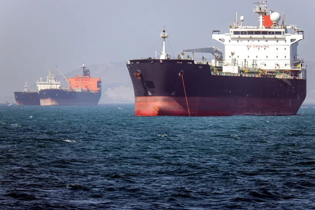 El petrolero Bili, con bandera de Gambia, está anclado en el estrecho de Ormuz frente a Bandar Abbas, en el sur de Irán, el 2 de mayo de 2026. La Guardia Revolucionaria de Irán negó el 4 de mayo que ningún buque comercial hubiera cruzado el estrecho de Ormuz. (Amirhossein KhorgooeI/ISNA/AFP vía Getty Images)