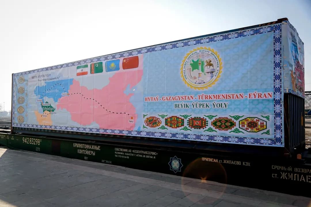 Un contenedor del primer tren que conecta China e Irán a su llegada a la estación de Teherán, en Irán, el 15 de febrero de 2016. El portavoz de la Unión de Exportadores de Petróleo de Irán, Hamid Hosseini, dijo que se está considerando el transporte de petróleo por tren a través de un corredor ferroviario de nueva construcción desde Irán hasta Yiwu y Xi’an, en China. (Stringer/AFP vía Getty Images)