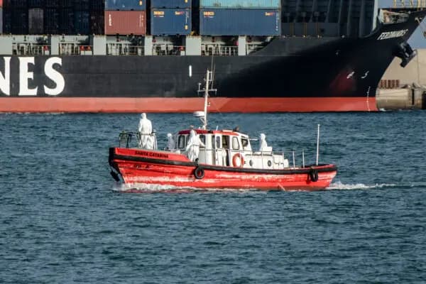Una lancha de rescate regresa al puerto de Praia, en Cabo Verde, frente a la costa de África Occidental, el 5 de mayo de 2026, tras una visita al crucero MV Hondius. Dos tripulantes gravemente enfermos del barco, afectado por un brote mortal de hantavirus, serán evacuados a través de Cabo Verde hacia los Países Bajos, lo que permitirá al buque continuar su travesía hacia las Islas Canarias, según informó el martes la empresa operadora del barco. (AFP vía Getty Images)