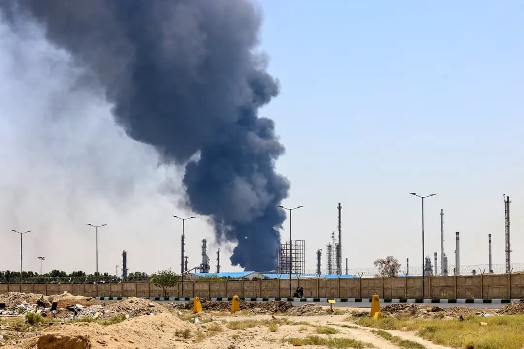 Una columna de humo denso y fuego se eleva sobre una refinería de petróleo tras ser alcanzada por un ataque israelí nocturno en el sur de Teherán el 15 de junio de 2025. (Atta Kenare/AFP vía Getty Images)