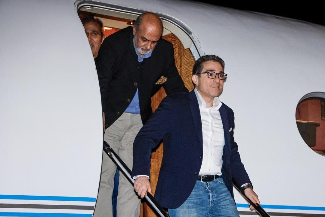 Los ciudadanos estadounidenses liberados Siamak Namazi (derecha), Morad Tahbaz y Emad Shargi desembarcan de un avión en el aeródromo militar Davison de Fort Belvoir, Virginia, el 19 de septiembre de 2023. (Jonathan Ernst/POOL/AFP vía Getty Images)