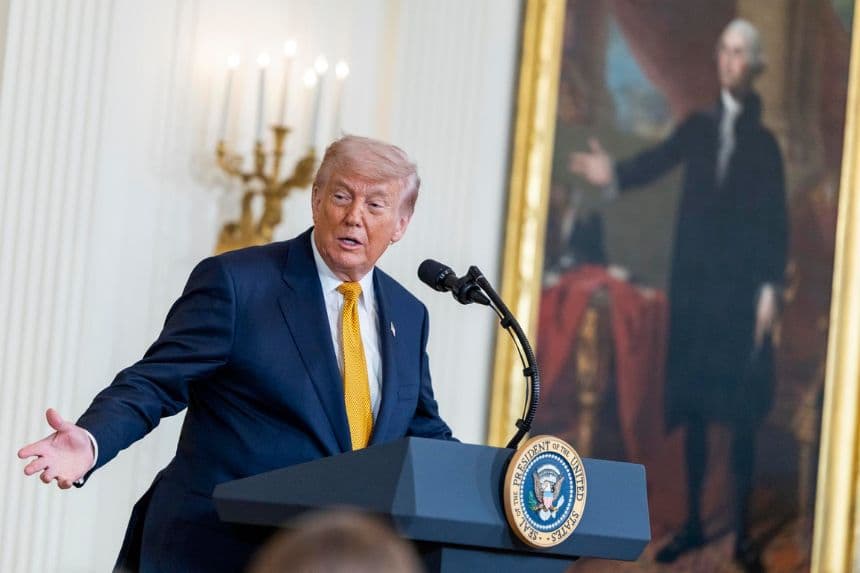 El presidente de Estados Unidos, Donald Trump, pronuncia unas palabras durante un acto con motivo del Día de la Madre de los Militares en el Salón Este de la Casa Blanca. Washington, D. C., EE. UU., el 6 de mayo de 2026. (EFE/EPA/SHAWN THEW)
