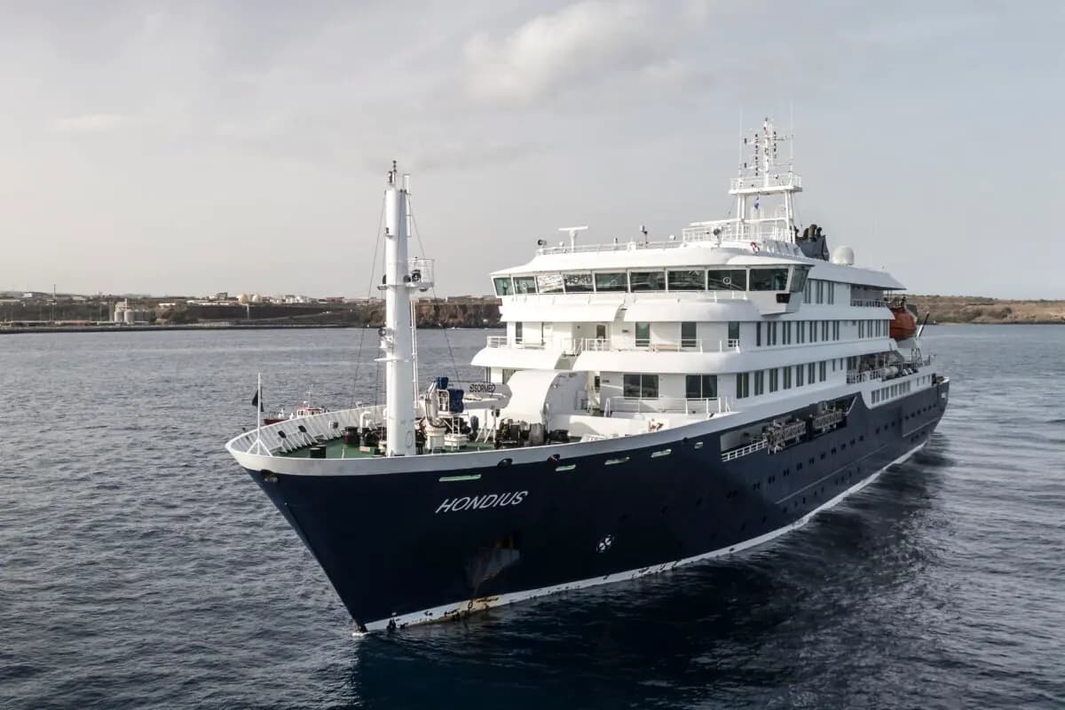 El crucero MV Hondius atracó frente al puerto de Praia, capital de Cabo Verde, el 5 de mayo de 2026. (AFP vía Getty Images).