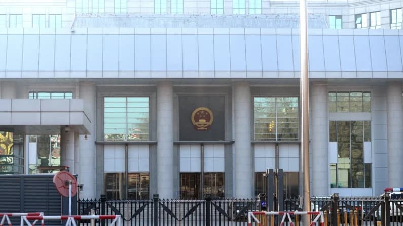 China relaja escrutinio del patrimonio de funcionarios pero endurece normas sobre soborno para la población