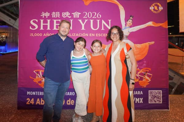 Bernardo Flores Haiman, profesor de la Universidad Panamericana en la Ciudad de México, junto con su esposa e hija, asistieron al estreno de Shen Yun Performing Arts en el Auditorio Nacional de la Ciudad de México la noche del 1 de mayo de 2026. (Yu Lili/The Epoch Times)