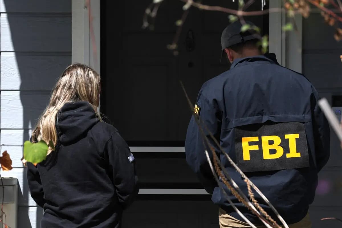 Agentes del FBI llaman a las puertas de los vecinos de una vivienda relacionada con el presunto autor del tiroteo en la Cena de Corresponsales de la Casa Blanca en Torrance, California, el 26 de abril de 2026. (Patrick T. Fallon/AFP)
