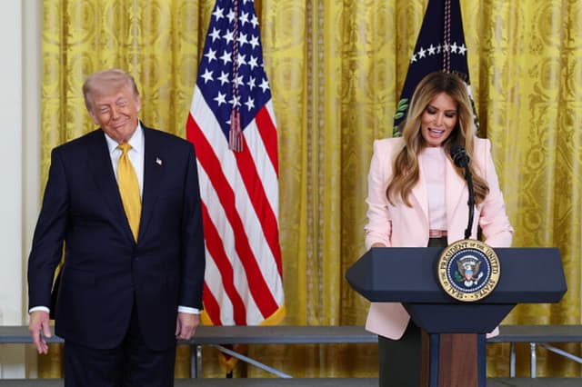 La primera dama Melania Trump hace unas declaraciones junto al presidente de Estados Unidos, Donald Trump, durante una celebración en honor a las madres de militares en el Salón Este de la Casa Blanca el 6 de mayo de 2026 en Washington, D.C. El presidente Trump y la primera dama rindieron homenaje a las madres de militares estadounidenses en el evento, celebrado antes del Día de la Madre. (Anna Moneymaker/Getty Images).