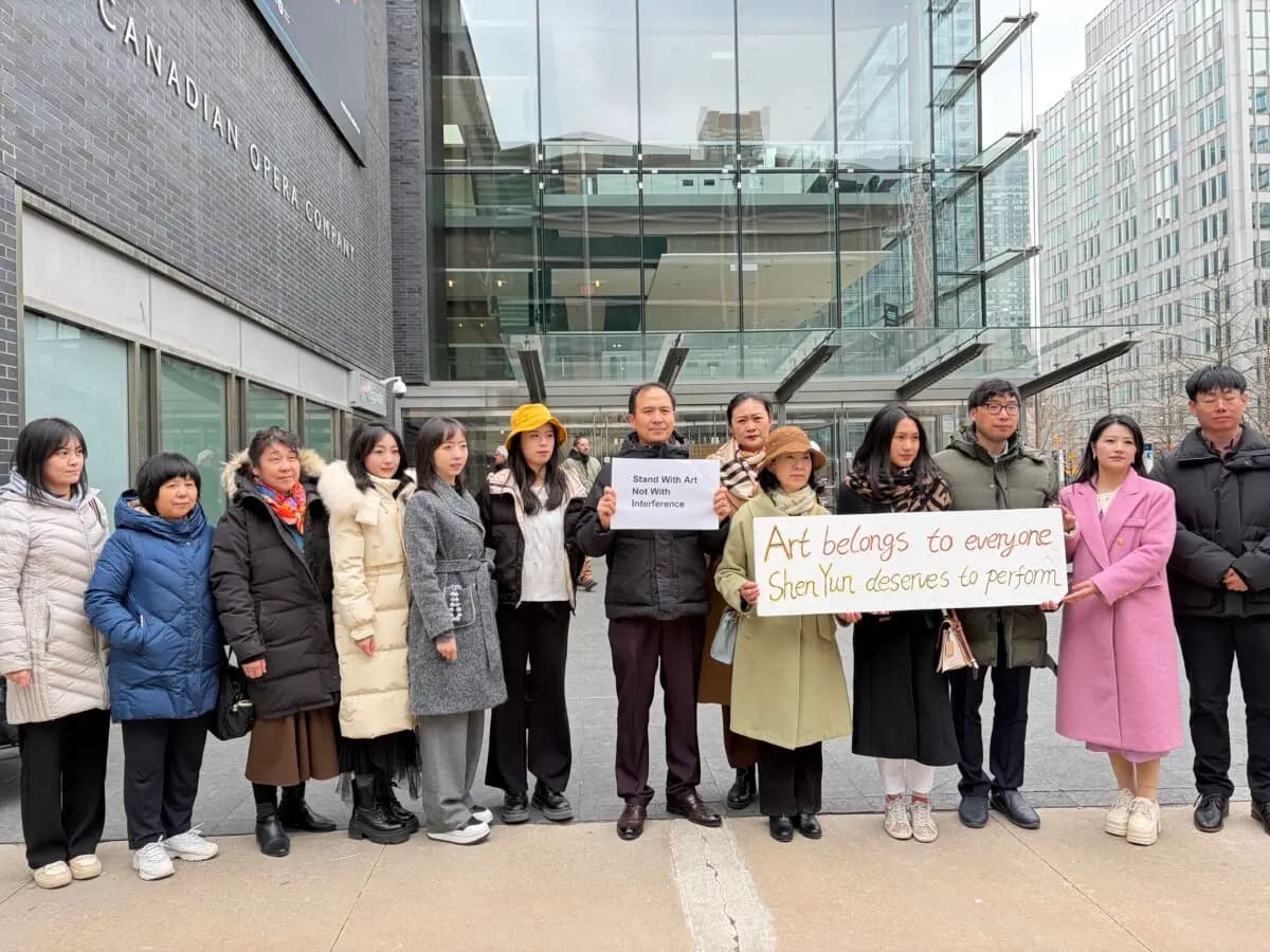 Un grupo muestra su apoyo a Shen Yun tras la cancelación de las representaciones por parte del teatro debido a una amenaza de bomba que, según la policía, resultó infundada, frente al Four Seasons Centre for the Performing Arts de Toronto el 1 de abril de 2026. (Teng Dongyu/The Epoch Times).