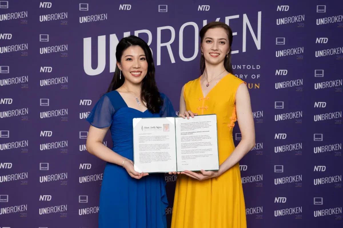 La violista de Shen Yun Rachel Chen (izquierda) y la bailarina de Shen Yun Lillian Parker (derecha) en el estreno canadiense del documental "Unbroken: The Untold Story of Shen Yun", celebrado en el Hotel X de Toronto el 22 de abril de 2026. (Evan Ning/The Epoch Times).