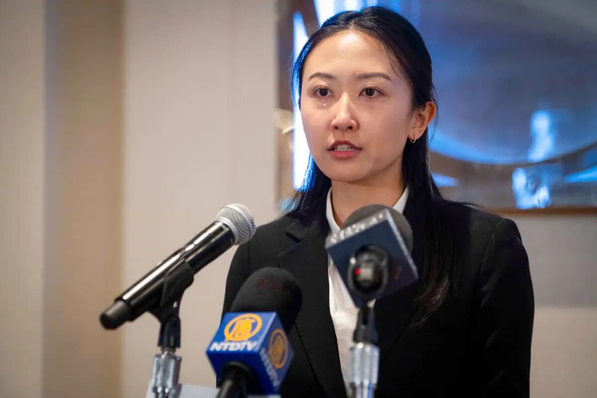 La presentadora de Shen Yun, Nancy Zhang, se emociona al relatar la persecución que sufrió su familia por parte del PCCh por practicar Falun Dafa, durante una rueda de prensa celebrada en Toronto el 2 de abril de 2026. (Evan Ning/The Epoch Times).