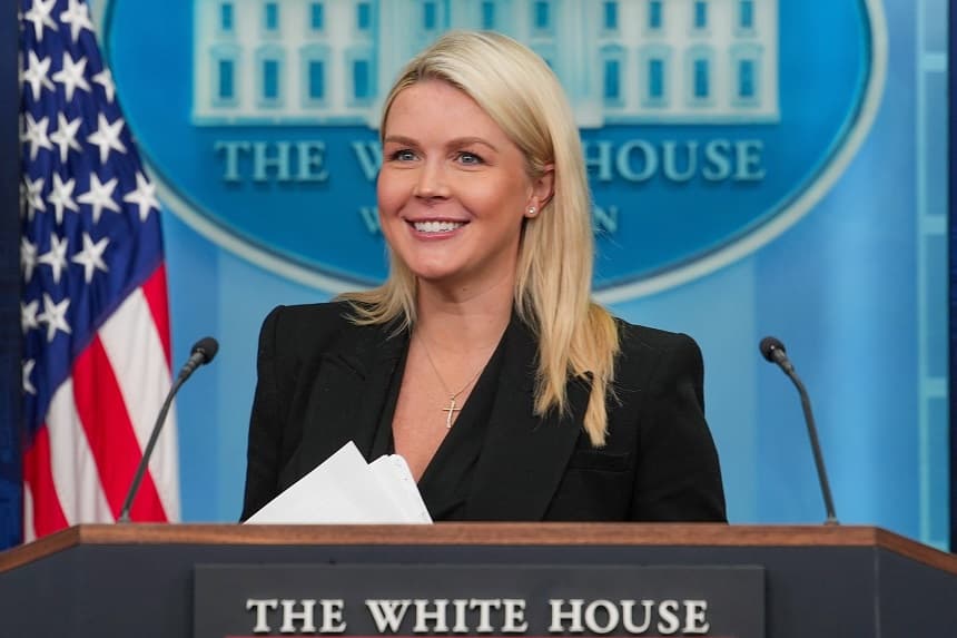 La secretaria de prensa de la Casa Blanca, Karoline Leavitt, interviene durante la rueda de prensa diaria celebrada en la sala Brady de la Casa Blanca el 27 de abril de 2026 en Washington, DC. (Andrew Harnik/Getty Images)
