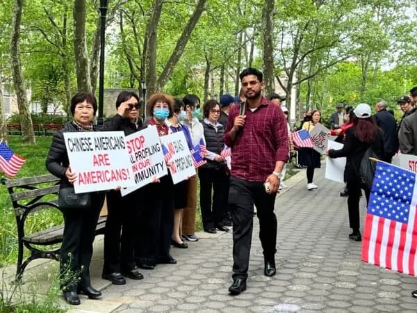 Partidarios de Lu Jianwang, acusado de colaborar con el régimen chino para establecer una comisaría en la ciudad de Nueva York, hacen fila frente a la Corte Federal del Distrito Este, el 6 de mayo de 2026. Los fiscales expresaron su preocupación de que los partidarios estuvieran tratando de enviar un mensaje a los miembros del jurado. (Hannah Cai/The Epoch Times)