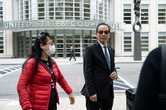 Lu Jianwang, acusado de dirigir una comisaría secreta para el régimen chino en el barrio de Chinatown, en Manhattan (Nueva York), comparece para su juicio en la Corte Federal del Distrito Este de Nueva York, en el barrio de Brooklyn, el 6 de mayo de 2026. (Samira Bouaou/The Epoch Times)
