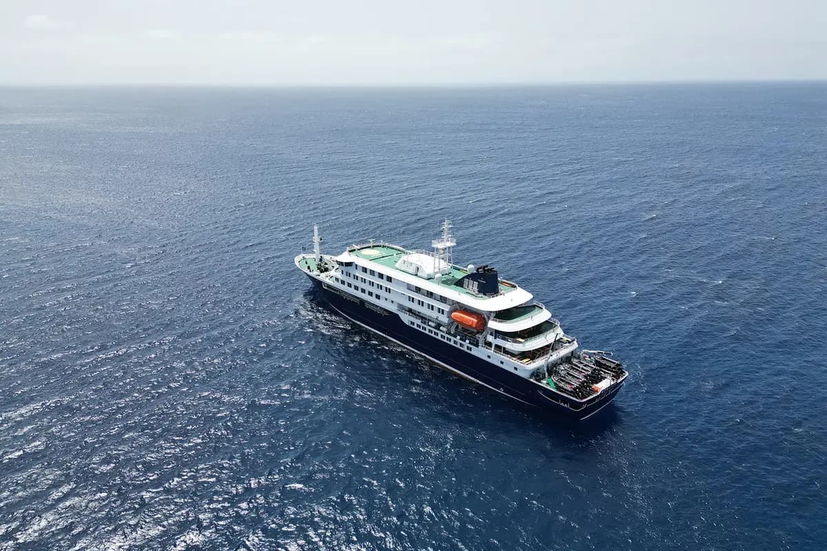 Vista aérea del crucero MV Hondius anclado frente a Cabo Verde el 4 de mayo de 2026. (AFP vía Getty Images)