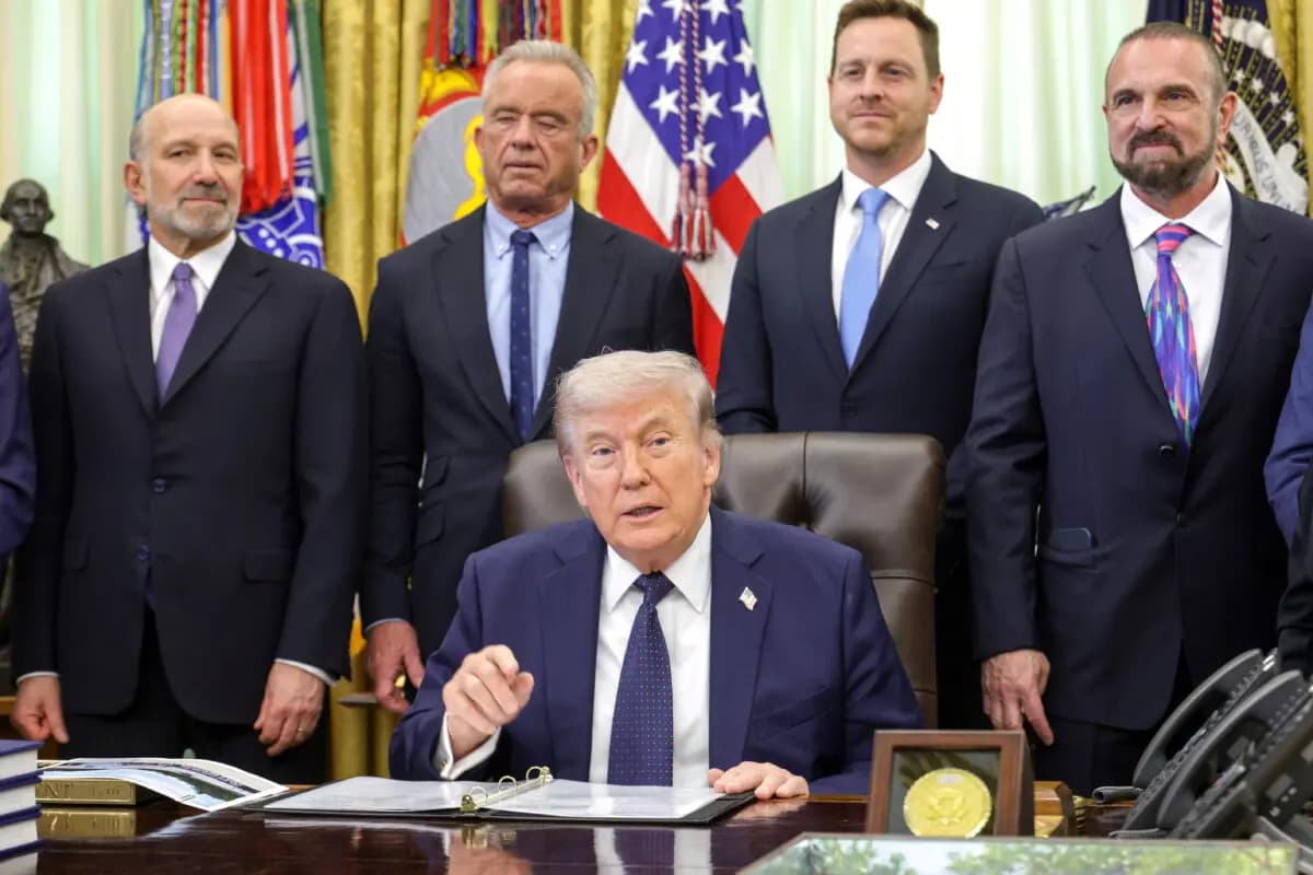 <em>El presidente Donald Trump (C) habla durante un evento sobre cómo mejorar la asequibilidad de la atención médica en el Despacho Oval de la Casa Blanca el 23 de abril de 2026. (Alex Wong/Getty Images).</em>