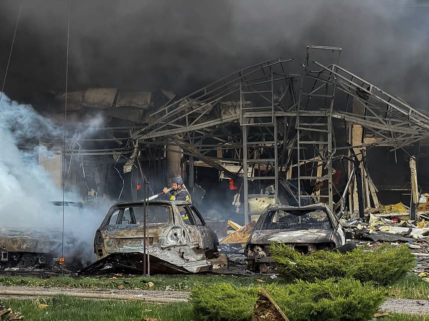 Un miembro del equipo de rescate ucraniano trabaja para extinguir un incendio en el lugar tras un ataque aéreo ruso en Zaporizhia el 5 de mayo de 2026, en medio de la invasión rusa de Ucrania. (Darya NAZAROVA / AFP vía Getty Images)
