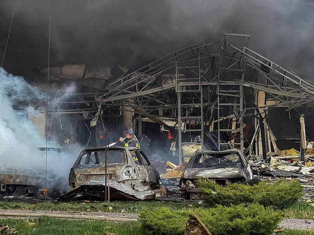 Un miembro del equipo de rescate ucraniano trabaja para extinguir un incendio en el lugar tras un ataque aéreo ruso en Zaporizhia el 5 de mayo de 2026, en medio de la invasión rusa de Ucrania. (Darya NAZAROVA / AFP vía Getty Images)

