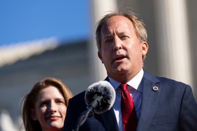 El fiscal general de Texas, Ken Paxton, habla frente a la Corte Suprema de los Estados Unidos el 1 de noviembre de 2021 en Washington, D.C. (Drew Angerer/Getty Images).