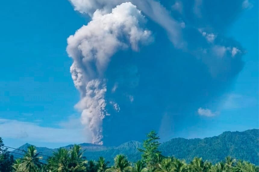 El volcán Dukono expulsa material volcánico durante una erupción en el norte el 8 de mayo de 2026. (Badan Geologi vía AP).
