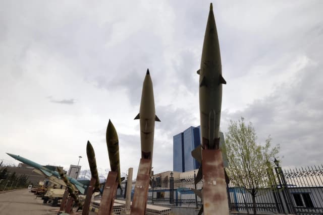 Maquetas de misiles iraníes expuestas en el exterior de un museo en Teherán, Irán, el 31 de marzo de 2026. (AFP vía Getty Images)
