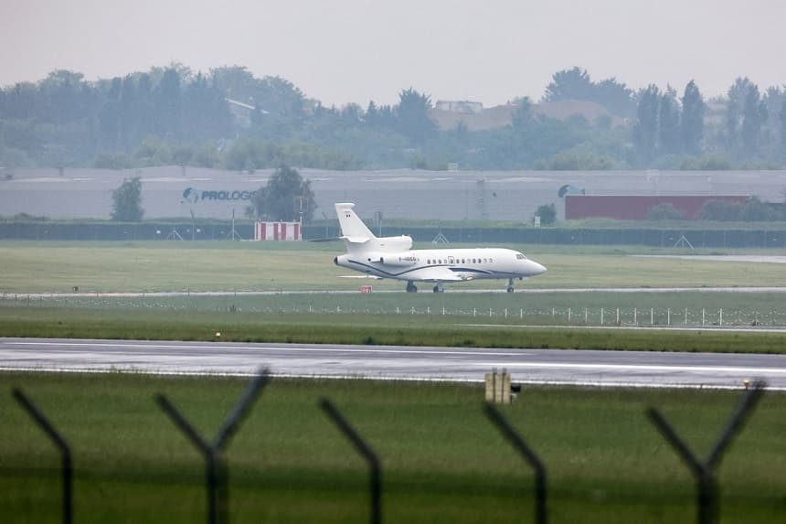 Un avión que transportaba a pasajeros del crucero MV Hondius, afectado por un brote de hantavirus, aterriza en el aeropuerto de Le Bourget, cerca de París (Francia), el 10 de mayo de 2026. (Abdul Saboor/Reuters)
