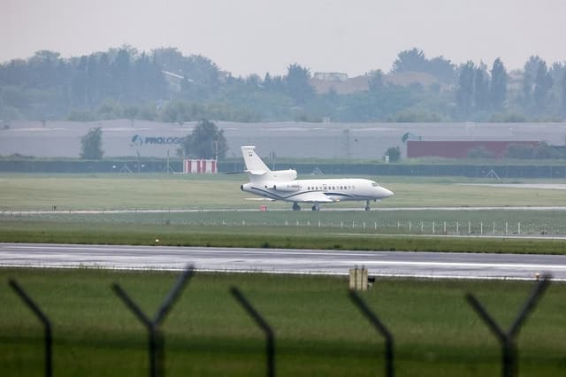 Un avión que transportaba a pasajeros del crucero MV Hondius, afectado por un brote de hantavirus, aterriza en el aeropuerto de Le Bourget, cerca de París (Francia), el 10 de mayo de 2026. (Abdul Saboor/Reuters)
