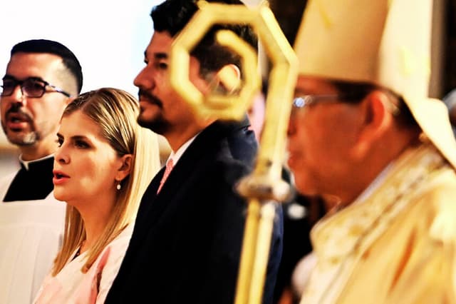La presidenta de Costa Rica, Laura Fernández, asiste a una misa junto a su esposo, Jeffry Umana, en la iglesia de Nuestra Señora de los Ángeles, al día siguiente de su toma de posesión en San José, el 9 de mayo de 2026. (EZEQUIEL BECERRA / AFP vía Getty Images)