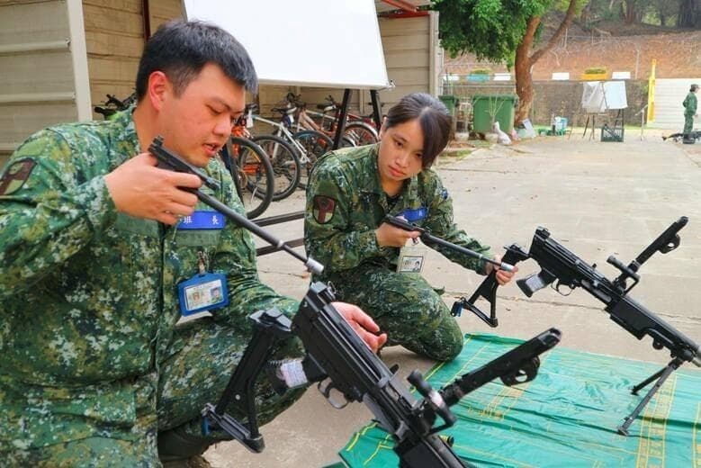 Soldados del 4.º Batallón de la 302.ª Brigada de Infantería de Taiwán entrenan juntos. (Foto de la Agencia Militar de Taiwán)
