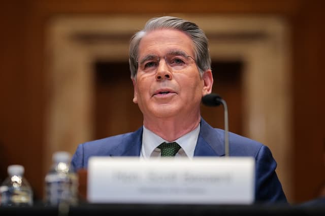 El secretario del Tesoro de EE. UU., Scott Bessent, testifica durante una audiencia de la Subcomisión de Servicios Financieros y Administración General de la Comisión de Asignaciones del Senado, celebrada en el edificio Dirksen del Senado el 22 de abril de 2026 en Washington, DC. (Chip Somodevilla/Getty Images)