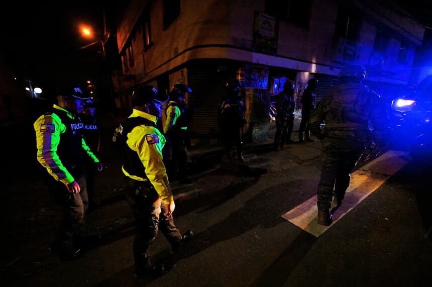 Agentes de policía patrullan las calles durante el toque de queda impuesto por el presidente de Ecuador, Daniel Noboa, para combatir el crimen organizado en Quito, el 7 de mayo de 2026. (Rodrigo BUENDIA / AFP vía Getty Images)