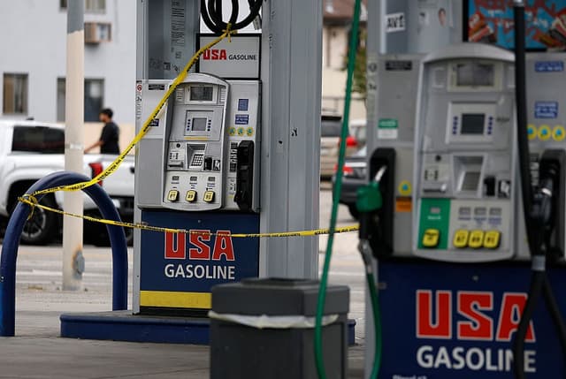 Se ve un surtidor de gasolina rodeado con cinta de precaución en una gasolinera de USA Gasoline el 4 de mayo de 2026 en Los Ángeles, California. (Justin Sullivan/Getty Images)
