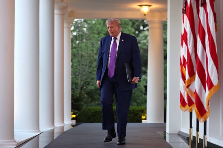 El presidente de Estados Unidos, Donald Trump, llega a la cena organizada por el Rose Garden Club con motivo de la Semana Nacional de la Policía, celebrada en el Jardín de las Rosas de la Casa Blanca el 11 de mayo de 2026 en Washington, D.C. Trump recibió a líderes de diversas organizaciones policiales en homenaje a los agentes fallecidos en acto de servicio. (Kevin Dietsch/Getty Images).