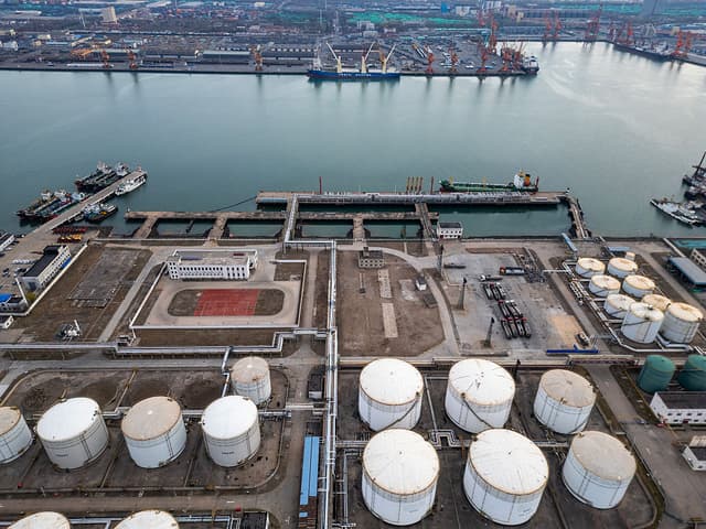 Vista aérea de los tanques de almacenamiento de petróleo en una planta petroquímica del puerto de Tianjín el 30 de marzo de 2026 en Tianjín, China. (Lintao Zhang/Getty Images)