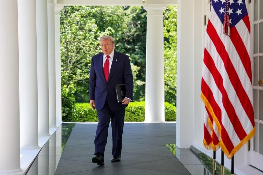 El presidente de EE. UU., Donald Trump, llega para pronunciar unas palabras durante un almuerzo con motivo del Día de la Madre en el Jardín de las Rosas de la Casa Blanca, en Washington, el 8 de mayo de 2026. (Kevin Dietsch/Getty Images)
