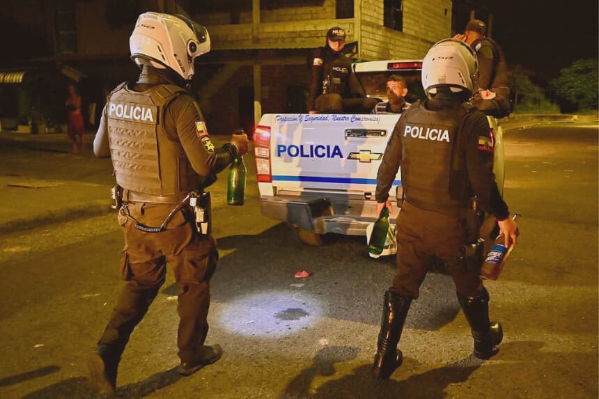 Agentes de la Policía Nacional durante una operación de control llevada a cabo durante el toque de queda en Guayaquil, Ecuador, el 21 de marzo de 2026. (MARCOS PIN / AFP vía Getty Images)