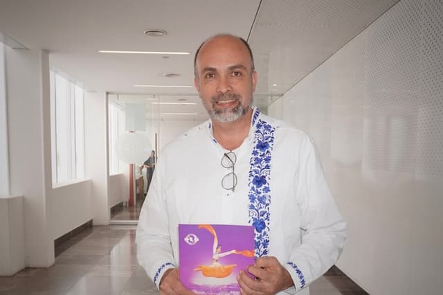 El sacerdote Luis Enrique Silva Álvarez asistió a la función de Shen Yun 2026 en la sala Plácido Domingo del Conjunto Santander de Artes Escénicas de la Universidad de Guadalajara, en Zapopan, Jalisco, México, el 9 de mayo de 2026. (Lily Yu/The Epoch Times)
