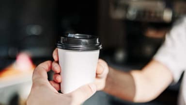 Científicos analizaron microplásticos presentes en el café servido en vasos para llevar