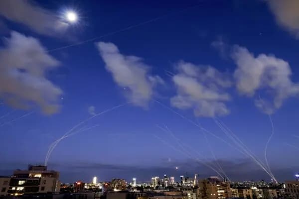 Esta exposición prolongada muestra las estelas y explosiones de los proyectiles interceptados por el sistema de defensa antimisiles "Cúpula de Hierro" de Israel sobre Tel Aviv, el 28 de febrero de 2026. (Jack Guez/AFP vía Getty Images)