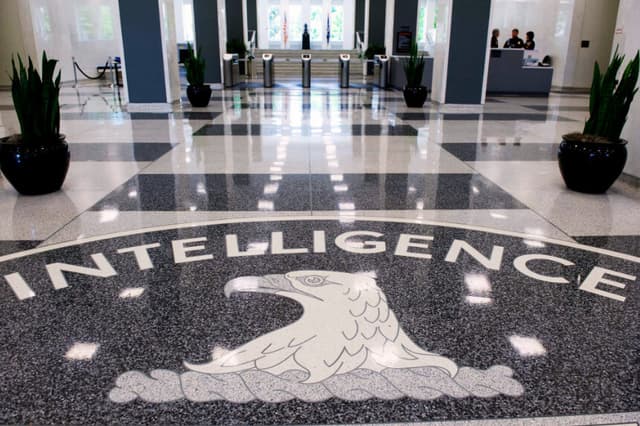 El escudo de la Agencia Central de Inteligencia (CIA) se exhibe en el vestíbulo de la sede de la CIA en Langley, Virginia, el 14 de agosto de 2008. (SAUL LOEB/AFP vía Getty Images)