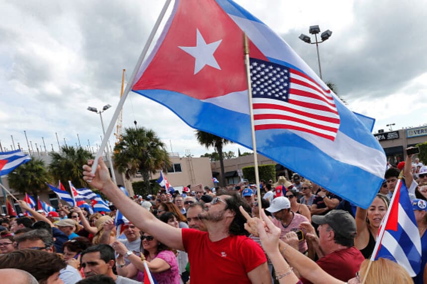 Los cubanoamericanos de la Pequeña Habana de Miami celebran la muerte del líder cubano Fidel Castro el 26 de noviembre de 2016. (de RHONA WISE / AFP) (Foto de RHONA WISE/AFP vía Getty Images)).