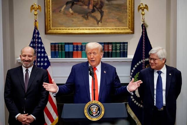 El presidente de EE. UU., Donald Trump, acompañado por el secretario de Comercio, Howard Lutnick (izquierda), y el director ejecutivo de Taiwan Semiconductor Manufacturing Company (TSMC), C. C. Wei (derecha), habla en la Sala Roosevelt de la Casa Blanca el 3 de marzo de 2025 en Washington, D. C. (Andrew Harnik/Getty Images)
