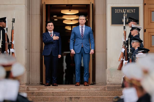 El secretario de Defensa de Estados Unidos, Pete Hegseth (derecha), recibe al ministro de Defensa Nacional de Corea del Sur, Ahn Gyu-back, en una ceremonia de honores militares en el Pentágono el 11 de mayo de 2026 en Arlington, Virginia. (Chip Somodevilla/Getty Images).