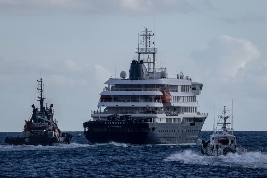 Varios barcos del puerto escoltan al MV Hondius a su salida del puerto de Granadilla, tras la evacuación de todos los pasajeros, en Tenerife, en las Islas Canarias (España), el 11 de mayo de 2026. (Chris McGrath/Getty Images)
