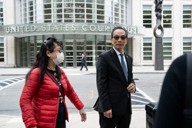 Lu Jianwang, acusado de operar una estación de policía secreta para el régimen chino en el barrio chino de Manhattan, comparece a su juicio en Estados Unidos. Corte del Distrito para el Distrito Este de Nueva York en Brooklyn, Nueva York, el 6 de mayo de 2026. (Samira Bouaou/The Epoch Times)