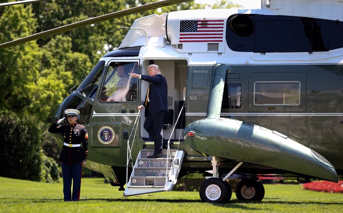 El presidente Donald Trump aborda el Marine One cuando sale de la Casa Blanca en Washington el 12 de mayo de 2026. (Kevin Dietsch/Getty Images)