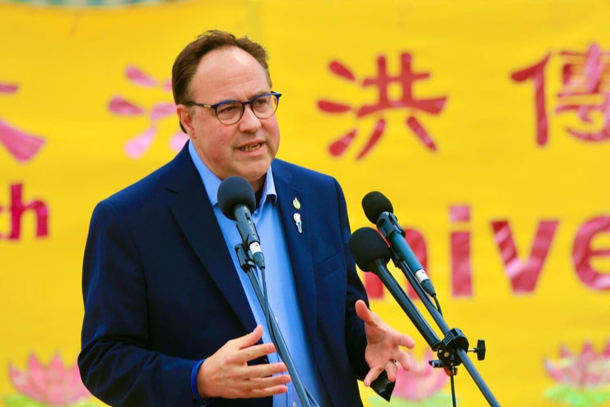 El diputado conservador Dan Muys celebra el Día Mundial de Falun Dafa en la Colina del Parlamento, Ottawa, el 5 de mayo de 2026. (Jonathan Ren/The Epoch Times).
