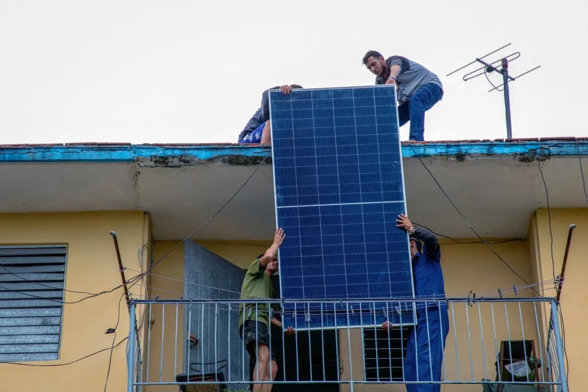 Especialistas en paneles solares instalan paneles solares en la azotea de un edificio de viviendas en Matanzas, Cuba, el 13 de abril de 2026. (AFP vía Getty Images)